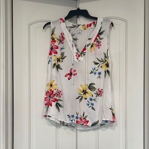 Old Navy White Floral Sleeveless Blouse with V-Neckline